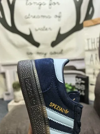 Adidas Spezial Gris y Crema Ante Lifestyle Sneakers 23