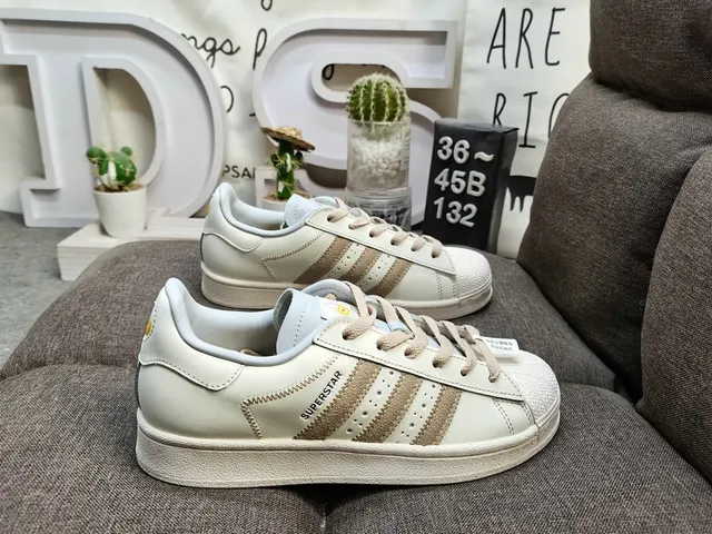 Adidas Superstar Beige et Blanc Sneakers Lifestyle 21