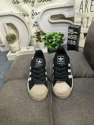 Adidas Superstar أسود وكريم حذاء رياضي أسلوب حياة 10