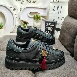 Adidas Superstar أسود وأخضر داكن مزين بنجوم ذهبية أحذية نمط الحياة