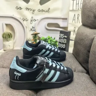 Adidas Superstar 黑色和浅蓝色生活方式运动鞋