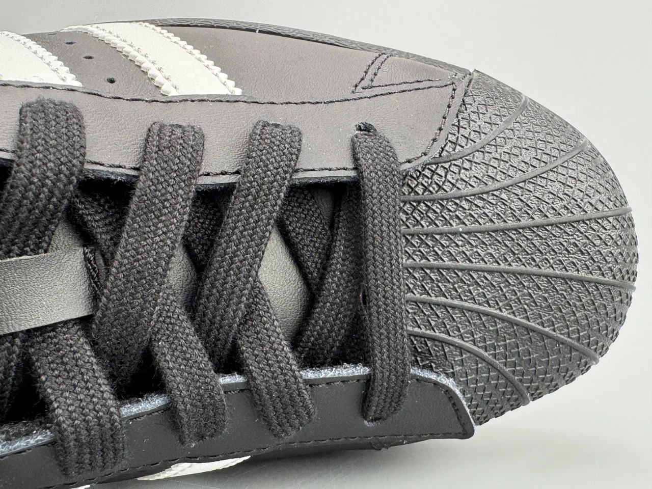 Adidas Superstar Chaussures Lifestyle Noires et Blanches 2