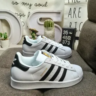 Adidas Superstar أبيض وأسود لايف ستايل سنيكرز
