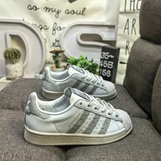 Adidas Superstar حذاء رياضي أبيض وفضي بشرائط منقوشة أسلوب حياة