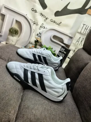 Adidas Sneakers Lifestyle Blanc et Noir Tige Matelassée Trois Rayures 7