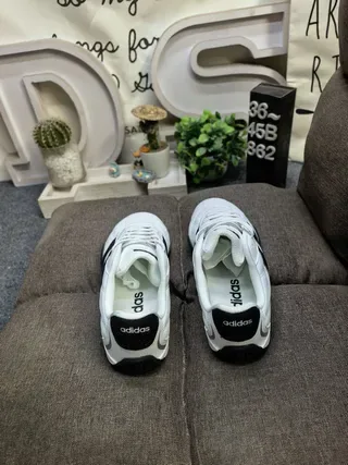 Adidas Sneakers Lifestyle Blanc et Noir Tige Matelassée Trois Rayures 8