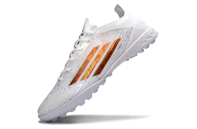 Adidas Sapatos de futebol turf low-cut com upper de malha sintética branco e ouro 3