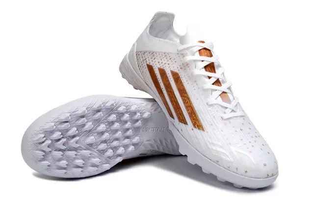 Adidas Sapatos de futebol turf low-cut com upper de malha sintética branco e ouro 4