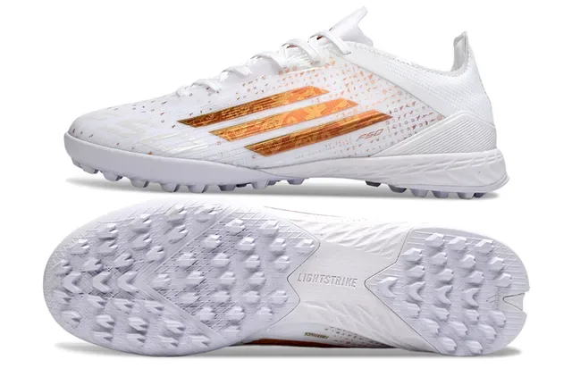 Adidas Sapatos de futebol turf low-cut com upper de malha sintética branco e ouro 6