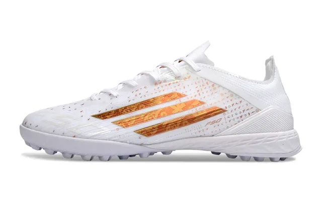 Adidas Sapatos de futebol turf low-cut com upper de malha sintética branco e ouro 7