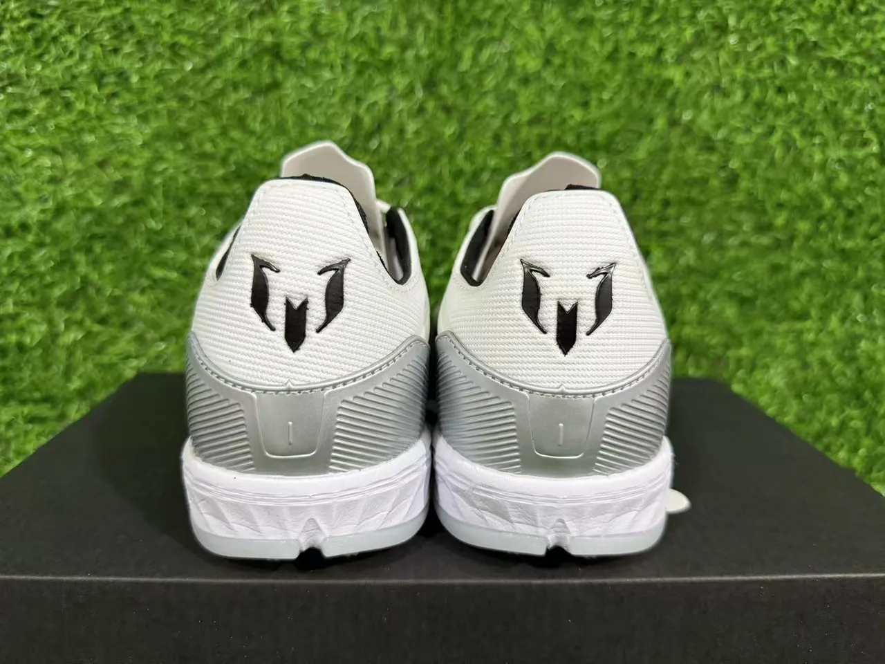 Adidas Sapatos de futebol branco prata de baixo com superior sintético e sobreposições texturizadas para grama artificial 2