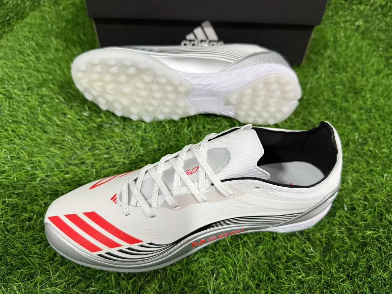 Adidas Sapatos de futebol branco prata de baixo com superior sintético e sobreposições texturizadas para grama artificial 3