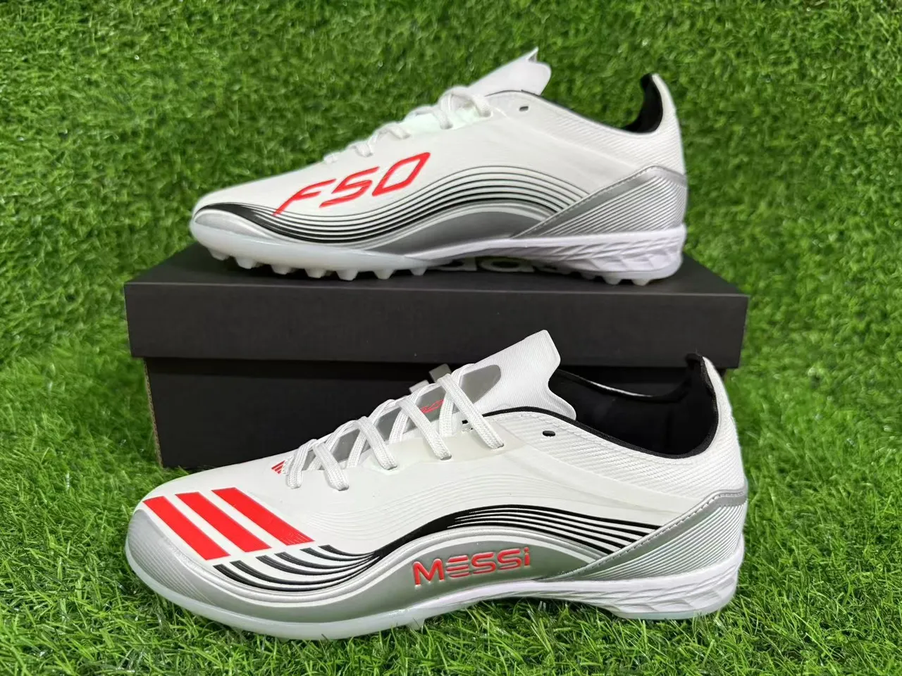 Adidas Sapatos de futebol branco prata de baixo com superior sintético e sobreposições texturizadas para grama artificial 4
