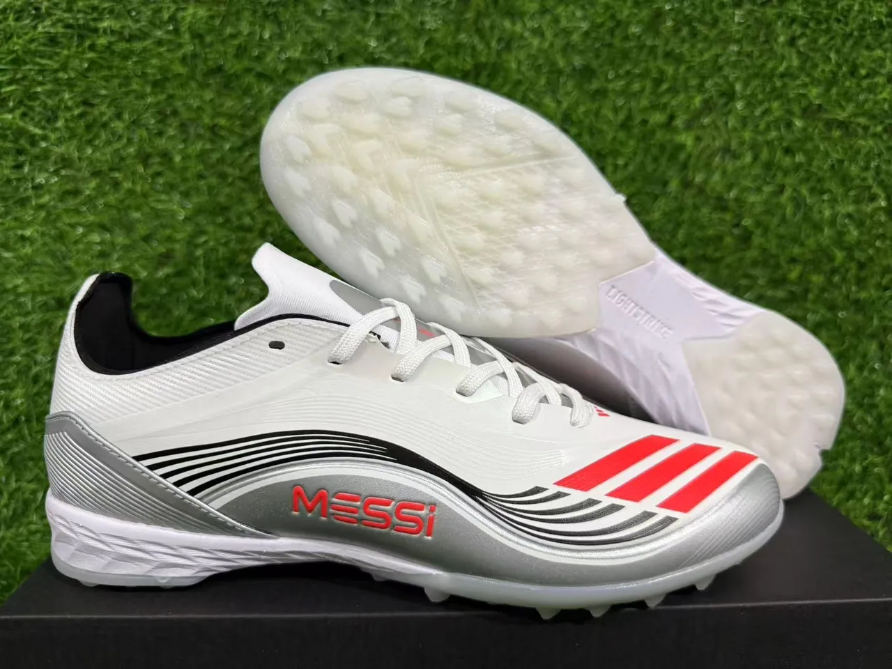 Adidas Sapatos de futebol branco prata de baixo com superior sintético e sobreposições texturizadas para grama artificial 5
