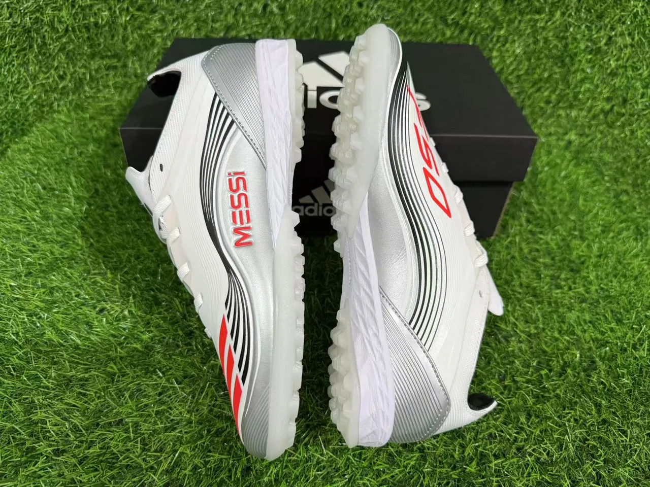 Adidas Sapatos de futebol branco prata de baixo com superior sintético e sobreposições texturizadas para grama artificial 6
