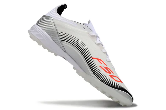 Adidas Sapatos de futebol branco prata de baixo com superior sintético e sobreposições texturizadas para grama artificial 7