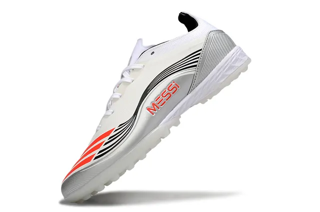 Adidas Sapatos de futebol branco prata de baixo com superior sintético e sobreposições texturizadas para grama artificial 8