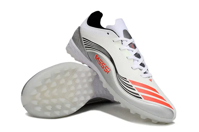 Adidas Sapatos de futebol branco prata de baixo com superior sintético e sobreposições texturizadas para grama artificial 9