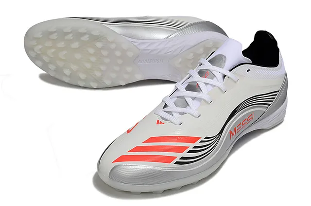 Adidas Sapatos de futebol branco prata de baixo com superior sintético e sobreposições texturizadas para grama artificial 10