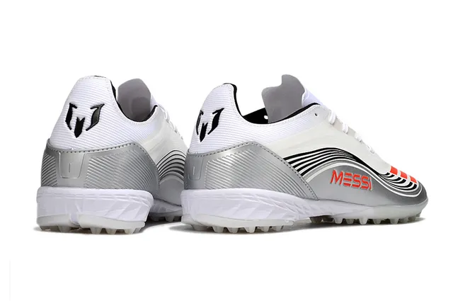 Adidas Sapatos de futebol branco prata de baixo com superior sintético e sobreposições texturizadas para grama artificial 11