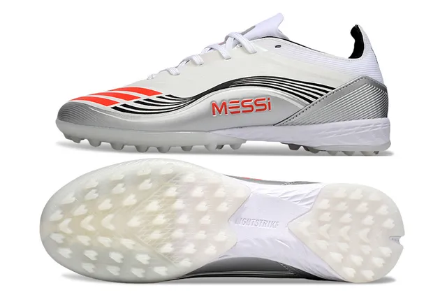 Adidas Sapatos de futebol branco prata de baixo com superior sintético e sobreposições texturizadas para grama artificial 12