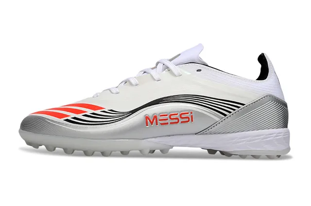 Adidas Sapatos de futebol branco prata de baixo com superior sintético e sobreposições texturizadas para grama artificial 13