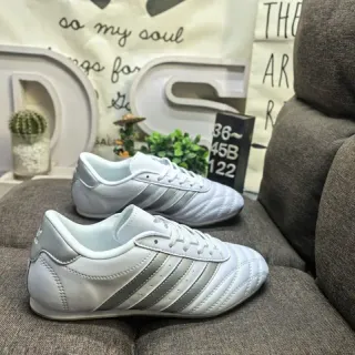 Adidas أحذية أسلوب حياة أبيض فضي مبطن علوي لوح جانبي ثلاث شرائط