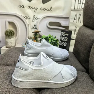 Adidas حذاء رياضي أبيض بشريط مرن للارتداء السهل
