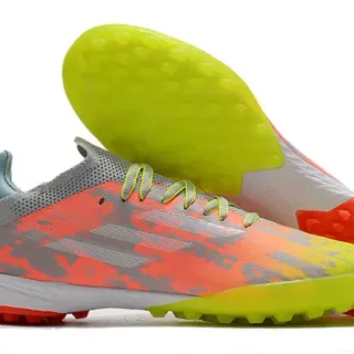 Adidas X Orange Yellow أحذية كرة القدم منخفضة القطع مع طبقة علوية اصطناعية وتغطية كامو فلجيتال رقمية على العشب الاصطناعي