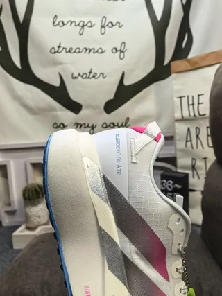 Adidas Xero Evo SL ATR सफेद गुलाबी चांदी दौड़ने की चप्पल 3