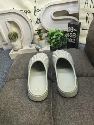 Adidas Yeezy Slide نعال منصة بيج 18