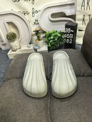 Adidas Yeezy Slide نعال منصة بيج 20