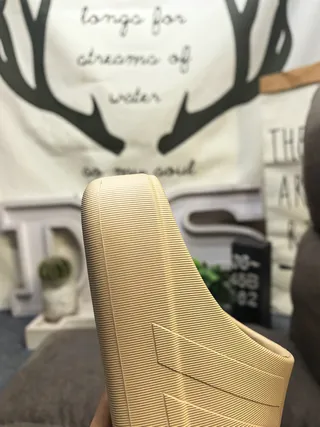 Adidas Yeezy Slide نعال منصة بيج 23
