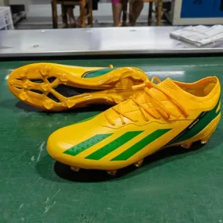 Adidas Chaussures de football jaune vert basse coupe col de chaussette lacets asymétriques terrain ferme