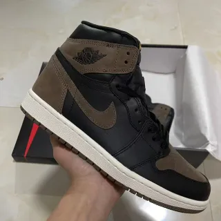 Tênis de basquete cano alto Air Jordan 1 em camurça preto e marrom