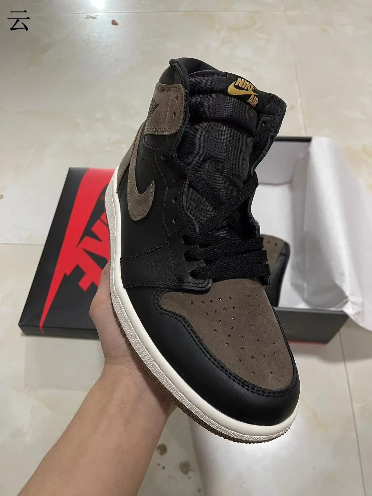 Zapatillas de baloncesto altas Air Jordan 1 de ante negro y marrón 2