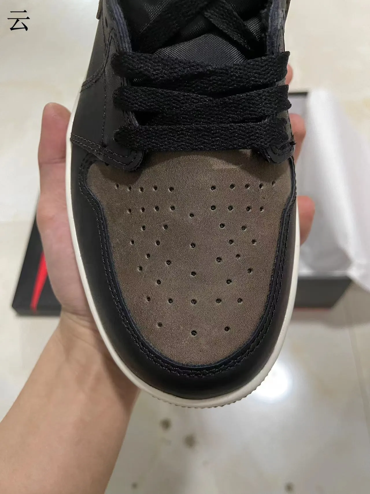 Zapatillas de baloncesto altas Air Jordan 1 de ante negro y marrón 3