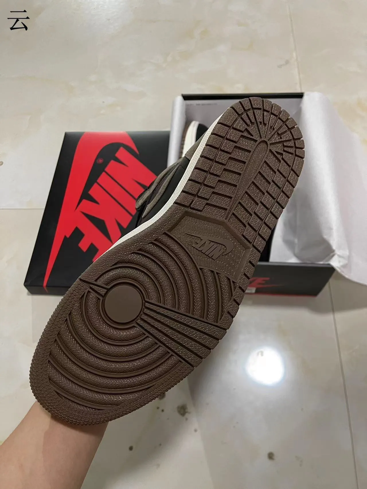 Zapatillas de baloncesto altas Air Jordan 1 de ante negro y marrón 5