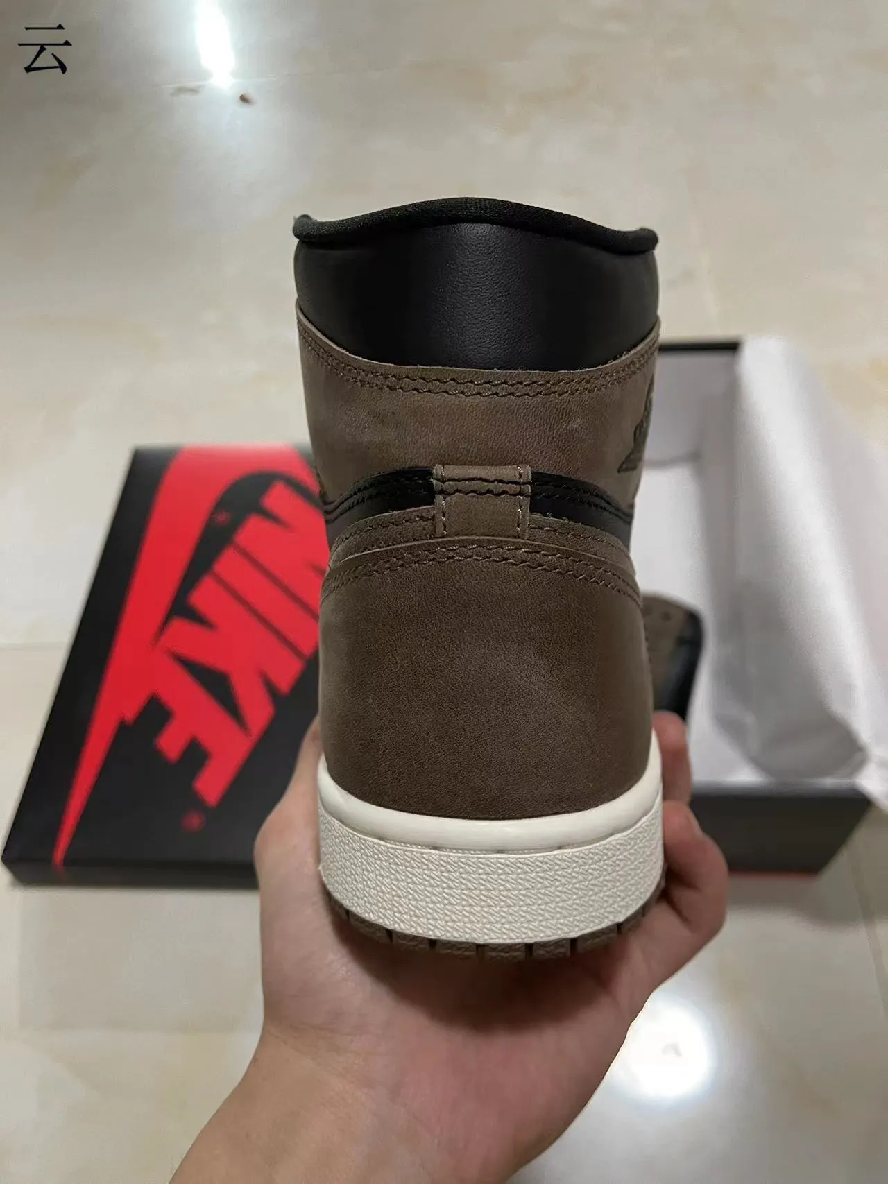 Zapatillas de baloncesto altas Air Jordan 1 de ante negro y marrón 6