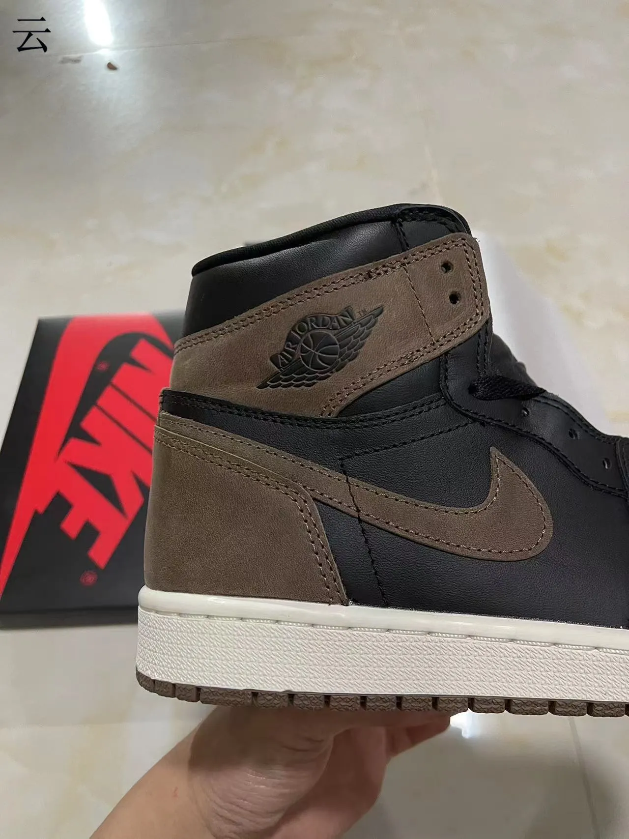 Zapatillas de baloncesto altas Air Jordan 1 de ante negro y marrón 8