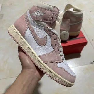 Tênis de basquete Air Jordan 1 de camurça e couro rosa empoeirado