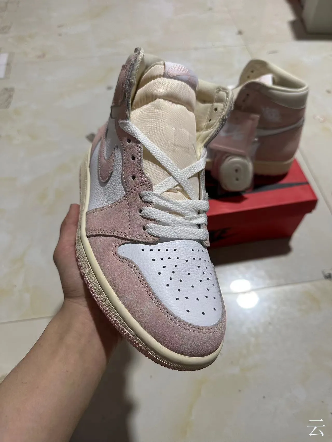 Chaussures de basketball Air Jordan 1 en daim et cuir rose poudré 2