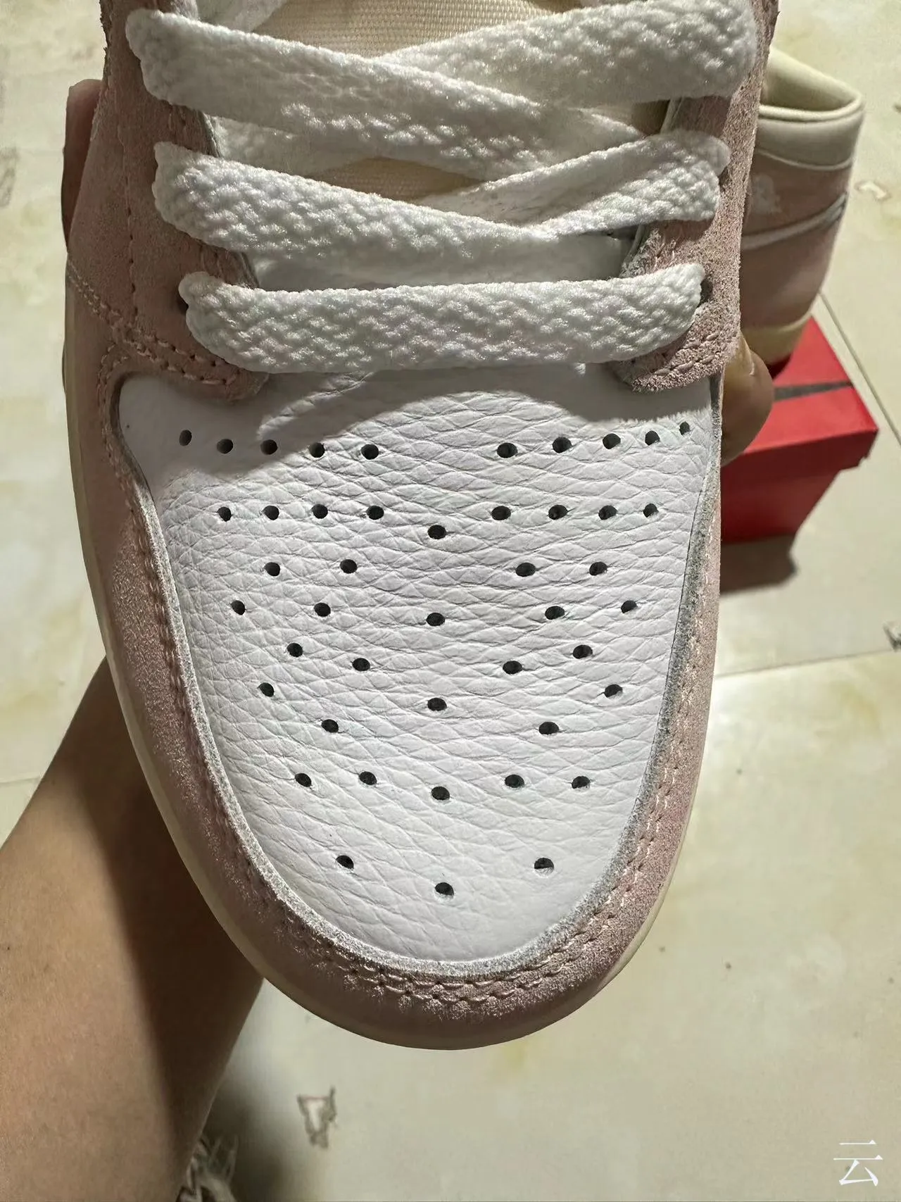 Chaussures de basketball Air Jordan 1 en daim et cuir rose poudré 3