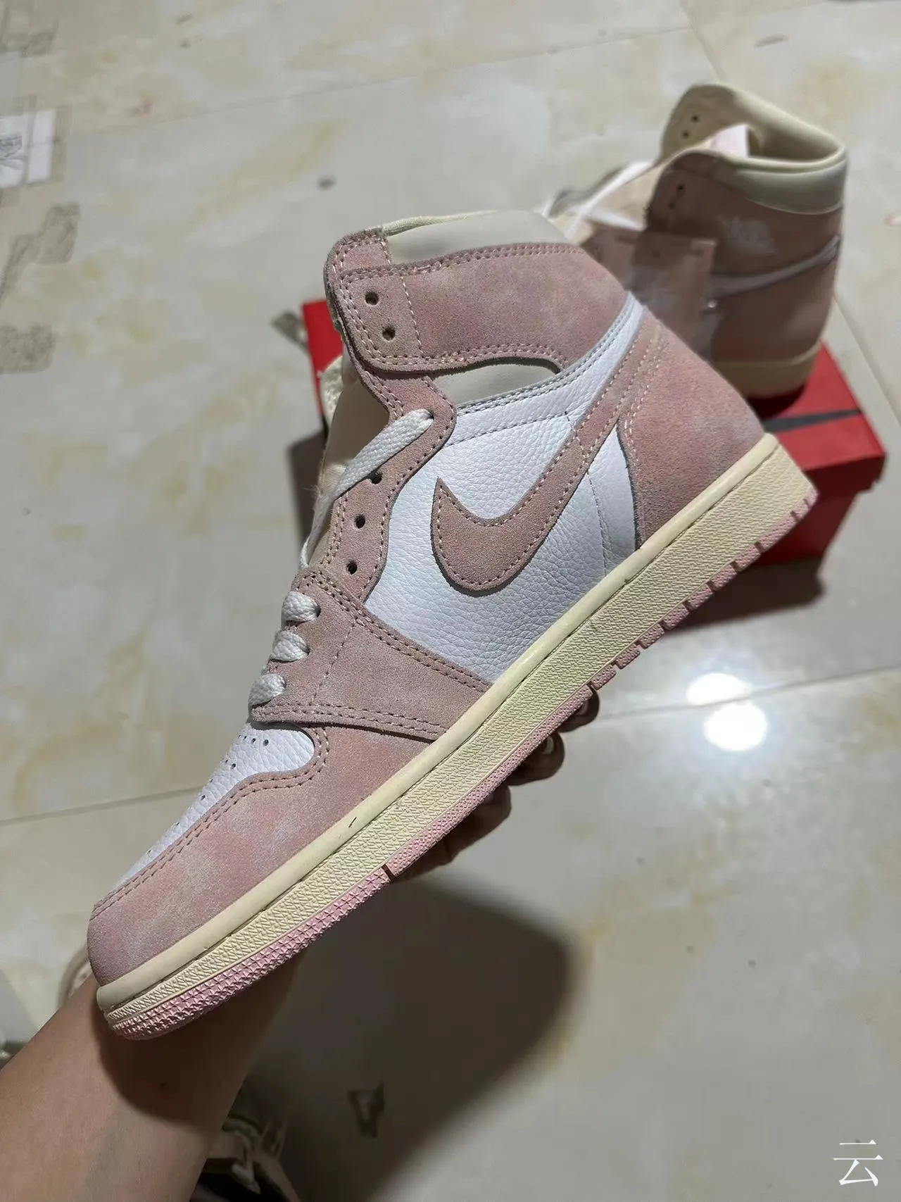 Chaussures de basketball Air Jordan 1 en daim et cuir rose poudré 4