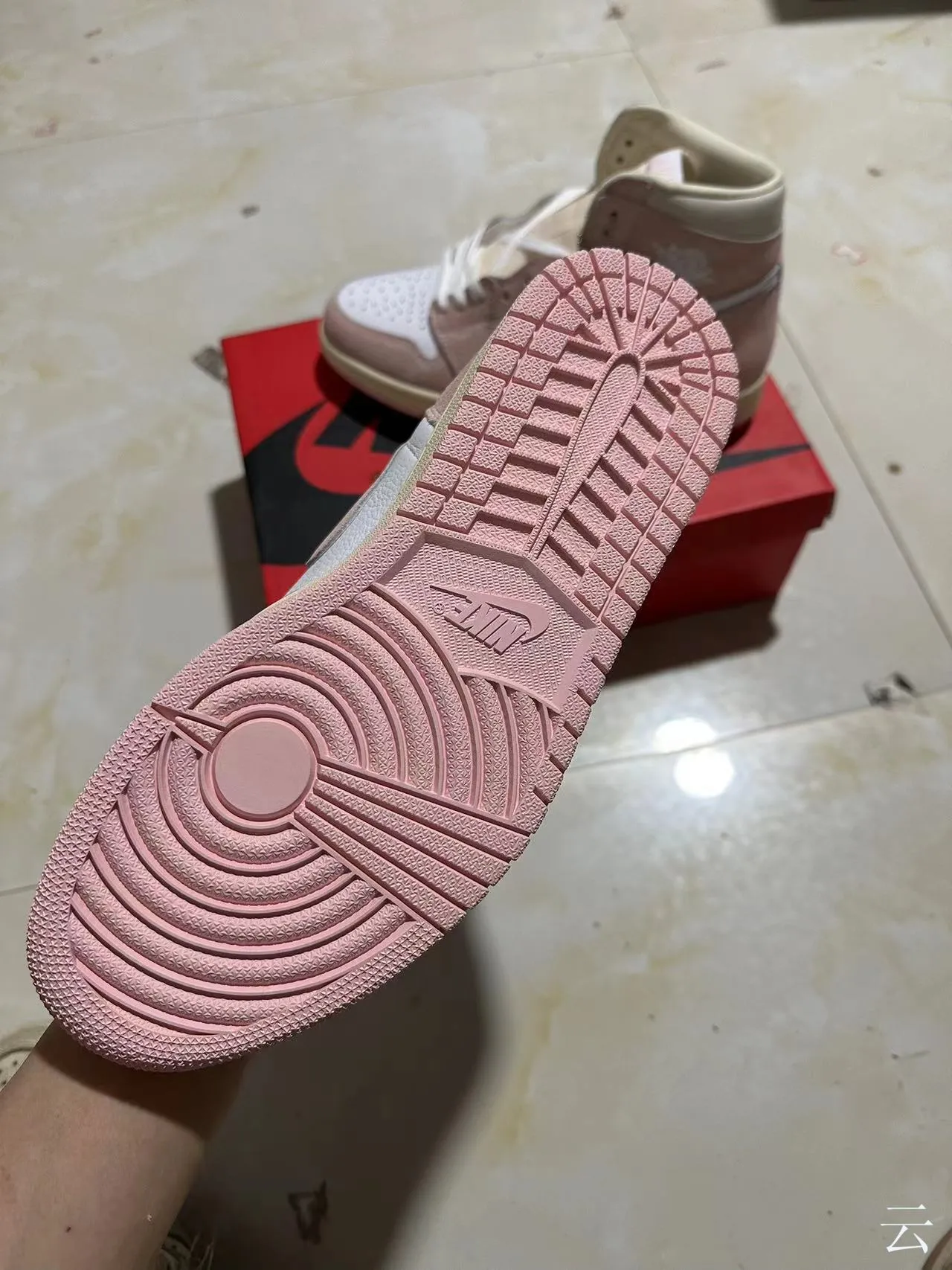 Chaussures de basketball Air Jordan 1 en daim et cuir rose poudré 5