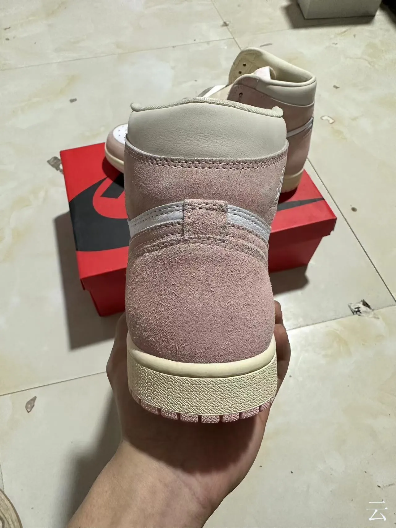 Chaussures de basketball Air Jordan 1 en daim et cuir rose poudré 6