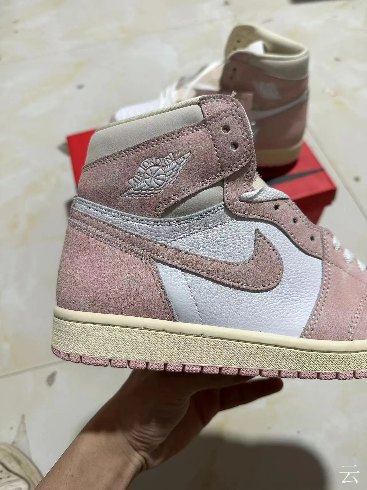 Chaussures de basketball Air Jordan 1 en daim et cuir rose poudré 7