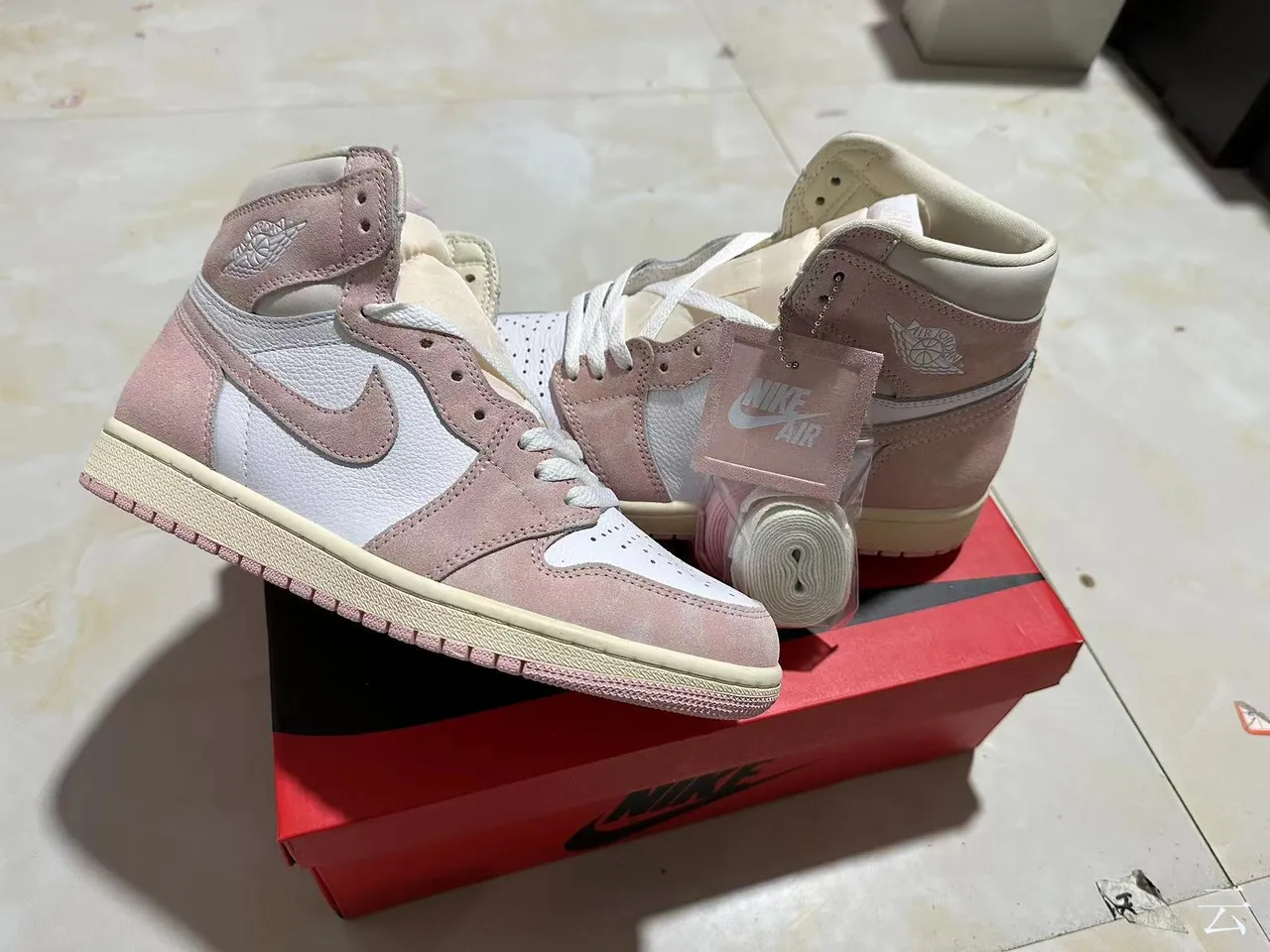 Chaussures de basketball Air Jordan 1 en daim et cuir rose poudré 8