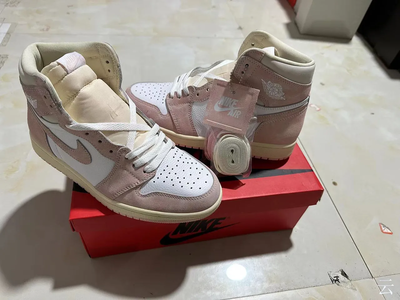 Chaussures de basketball Air Jordan 1 en daim et cuir rose poudré 9