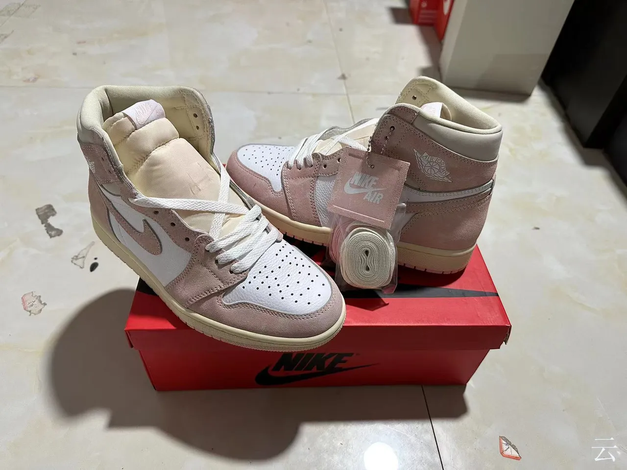 Chaussures de basketball Air Jordan 1 en daim et cuir rose poudré 10